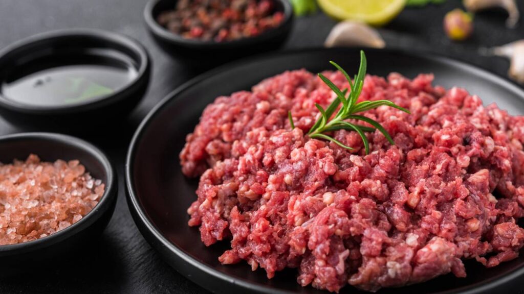 Hambúrguer caseiro em 12 minutos: suculento, saudável e sem fritura