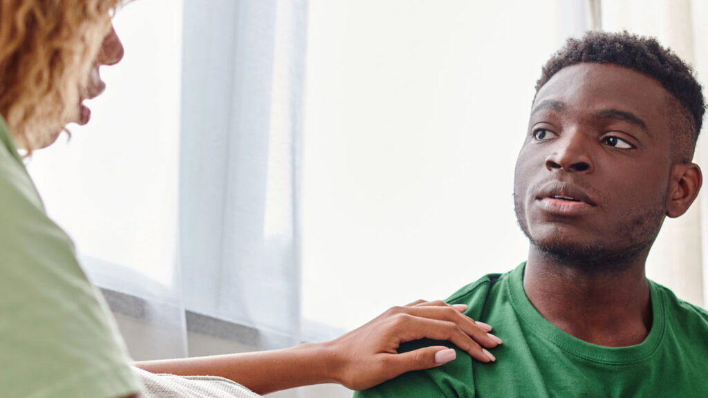 O que significa quando uma pessoa sempre interrompe os outros quando eles estão falando, segundo a psicologia