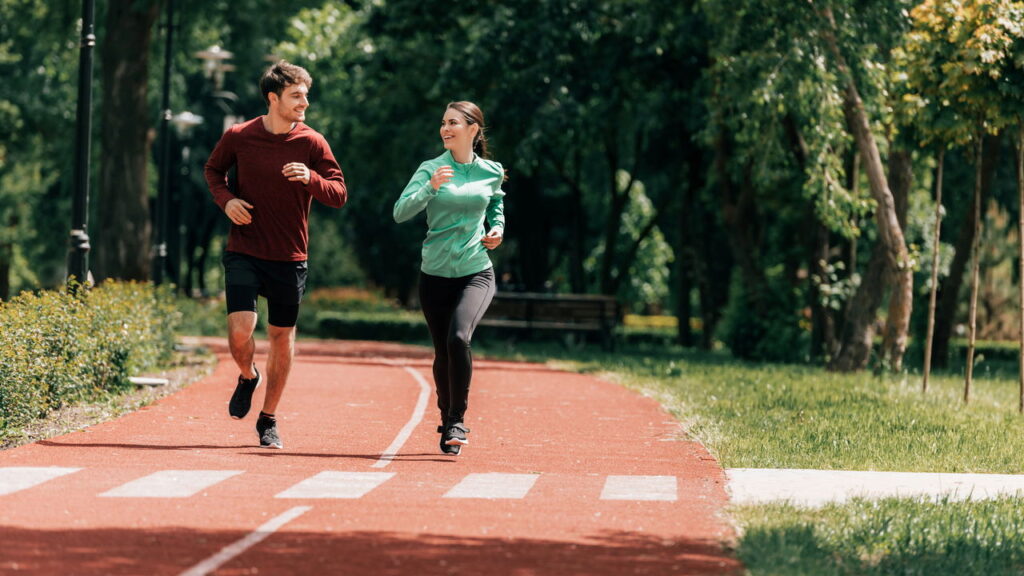 45 minutos de caminhada ou 20 minutos de corrida, qual é mais benéfico para os joelhos?