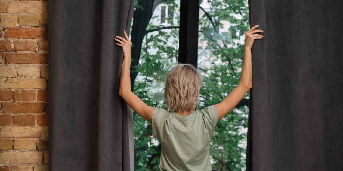 Nem sabão em pó, nem alvejante: esse truque limpa cortinas sem lavar
