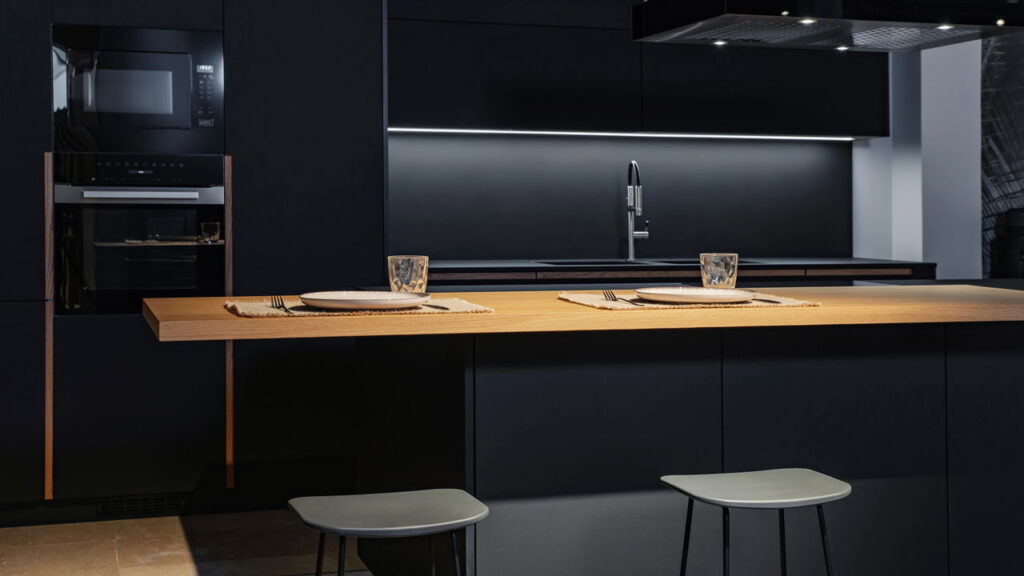 Decoração all black: como ousar no preto sem pesar o ambiente