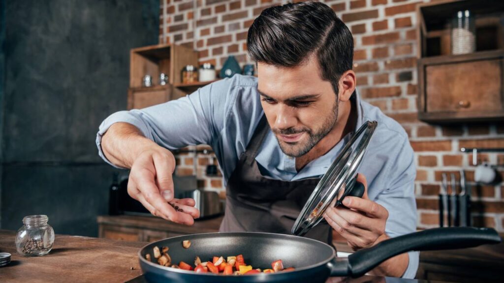 Esses truques de cozinha usam objetos comuns para facilitar o preparo e resolver problemas