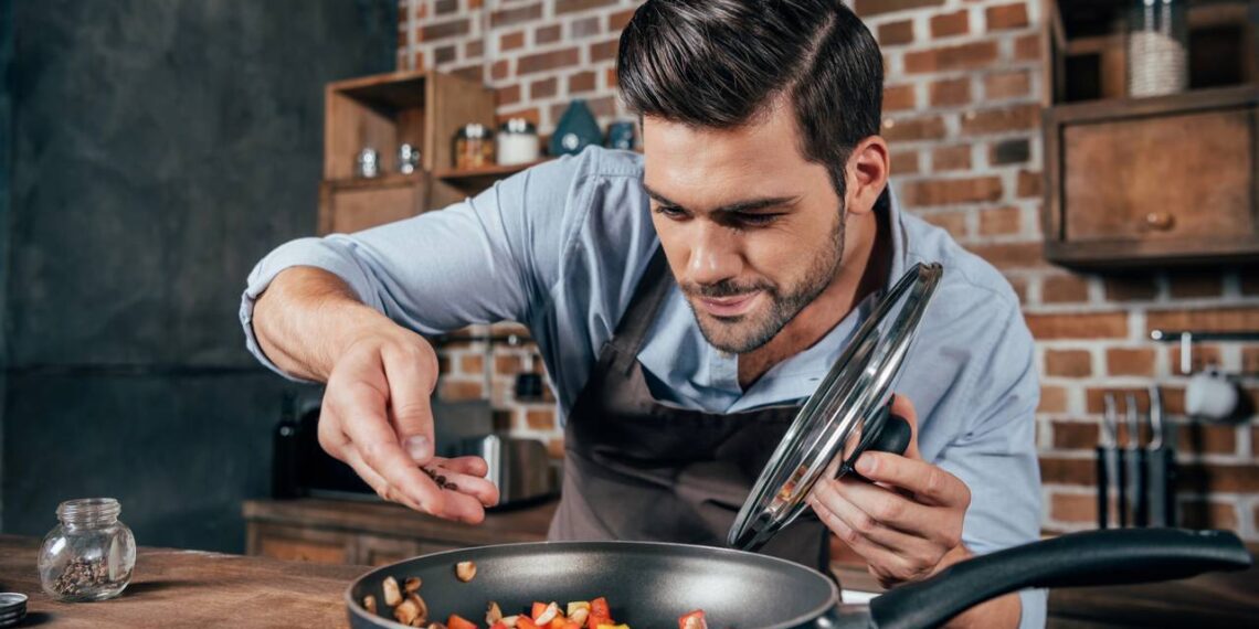 Esses truques de cozinha usam objetos comuns para facilitar o preparo e resolver problemas