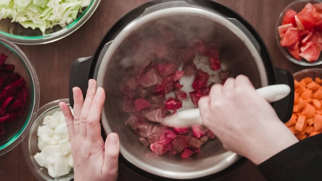 Por que não é correto lavar a carne antes de cozinhar, segundo nutricionista
