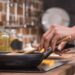 Dar sabor à comida envolve técnica, dourado correto e equilíbrio de elementos básicos na cozinha