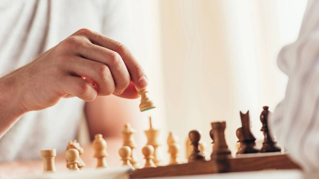 Como a tendência de buscar afeta sua percepção e decisões