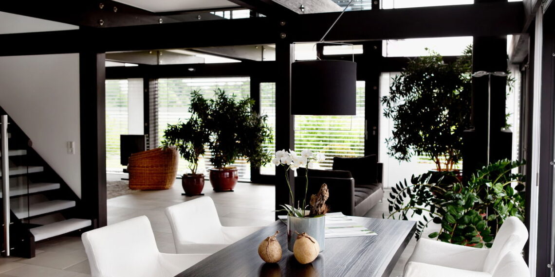 Decoração all black: como ousar no preto sem pesar o ambiente