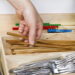 Aprenda a organizar sua cozinha com divisores de talheres