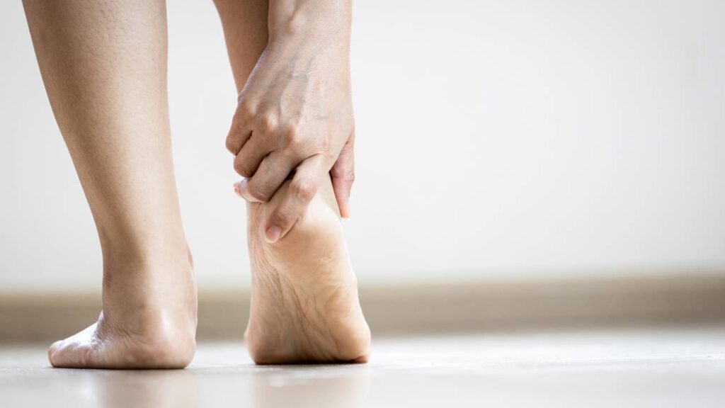 Quem sente dor no calcanhar precisa conhecer essas dicas fáceis para tratar a fascite plantar
