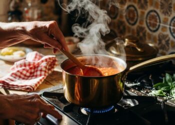 Molho caseiro tão irresistível que dá vontade de comer direto da panela: receita simples da minha avó
