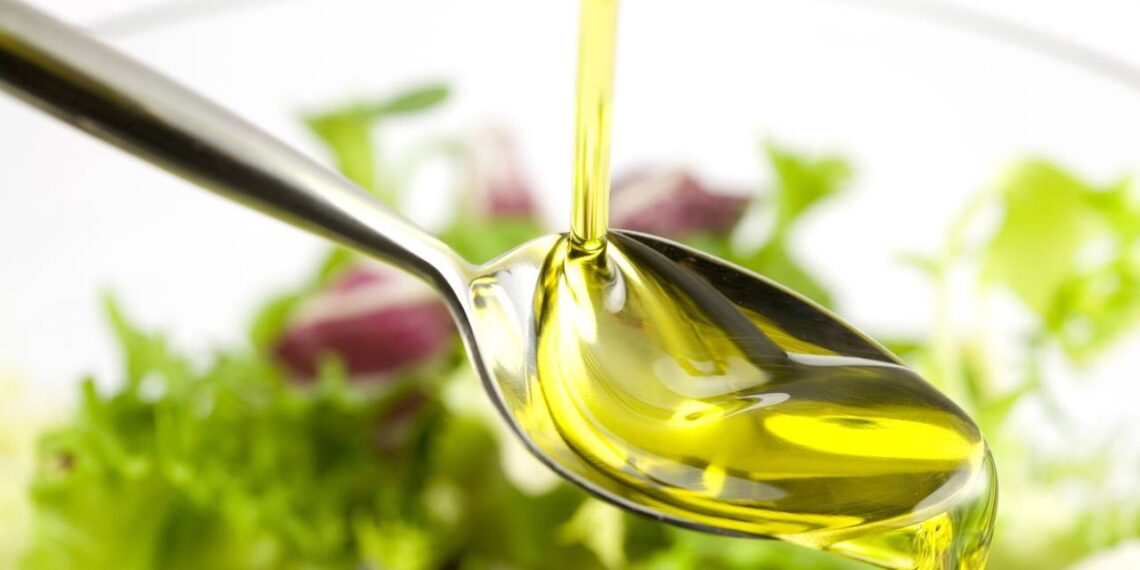 Fio de azeite tem mais calorias do que você imagina, segundo nutricionista