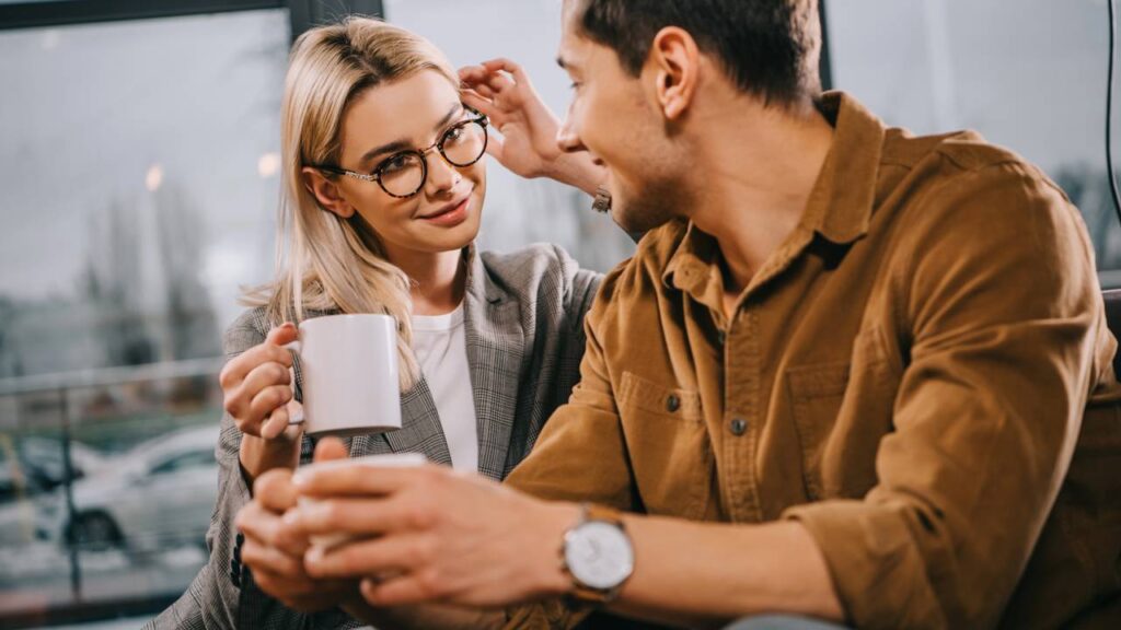6 sinais de que alguém gosta de você, segundo psicologia