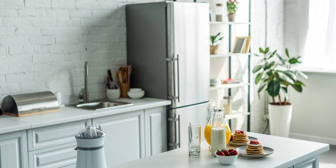 Nunca deixe a geladeira nesta posição na cozinha