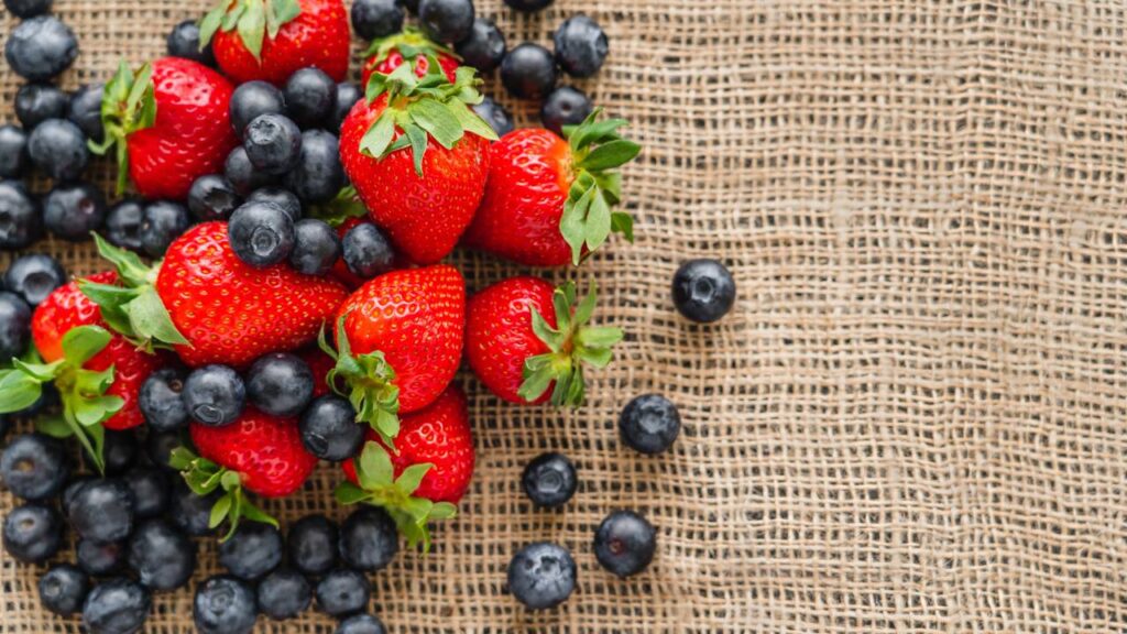 Esta sobremesa deliciosa com chocolate e iogurte fica pronta em 3 minutos
