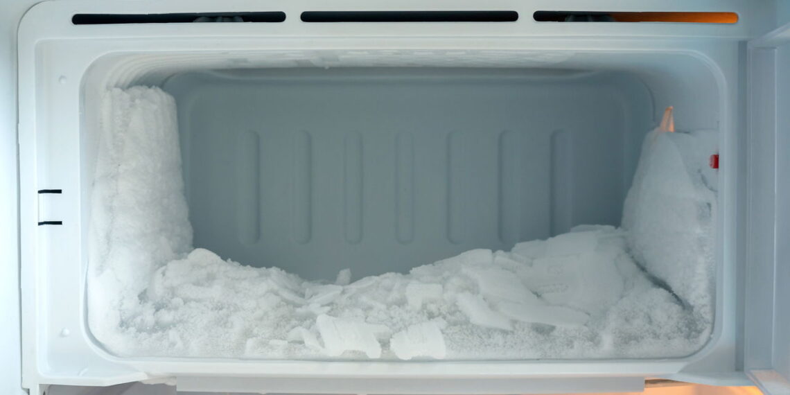 Remova gelo do freezer em minutos usando papel alumínio e economize energia