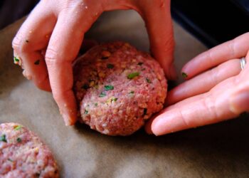 Hambúrguer caseiro em 12 minutos: suculento, saudável e sem fritura