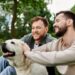 O que o impulso de acariciar cães revela sobre sua personalidade, segundo psicologia