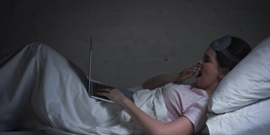 Por que as pessoas ficam acordadas até tarde, segundo a psicologia