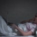 Por que as pessoas ficam acordadas até tarde, segundo a psicologia