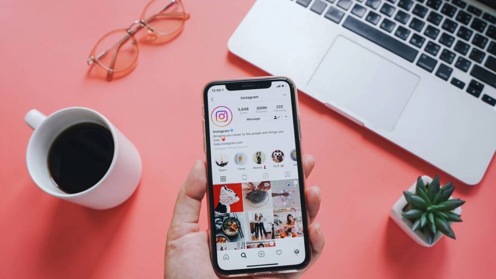 Como o excesso de redes sociais impacta a autoestima, segundo especialistas