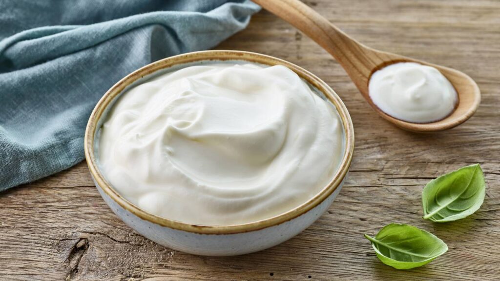 Como fazer iogurte grego em casa com apenas 2 ingredientes, fácil e rápido
