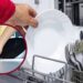 Como usar a lava-louças para economizar mais água do que na lavagem manual