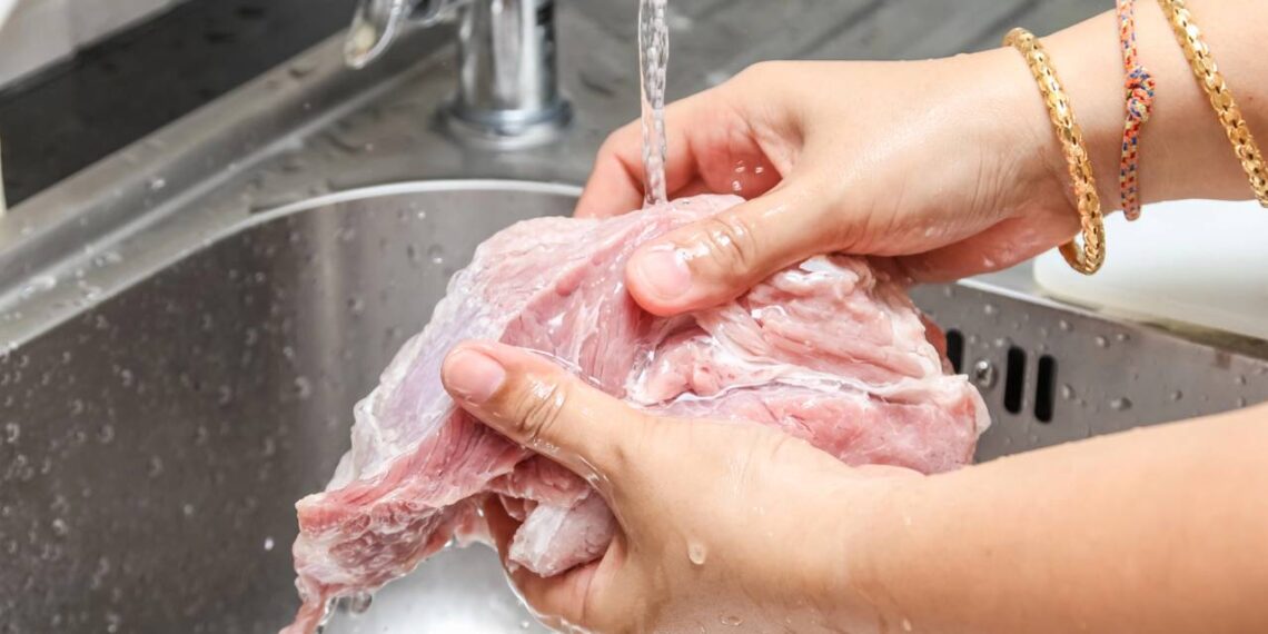 Por que não é correto lavar a carne antes de cozinhar, segundo nutricionista