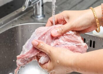 Por que não é correto lavar a carne antes de cozinhar, segundo nutricionista