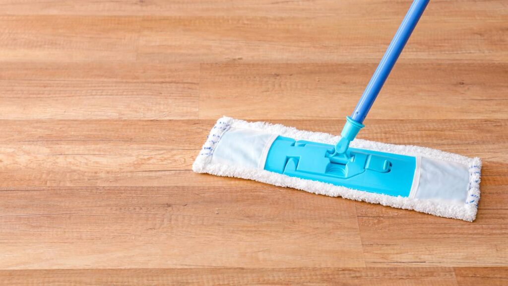 Como limpar seu piso sem precisar esfregar usando uma misturinha caseira
