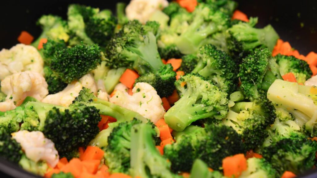 Como o micro-ondas faz certos alimentos esquentarem mais do que outros