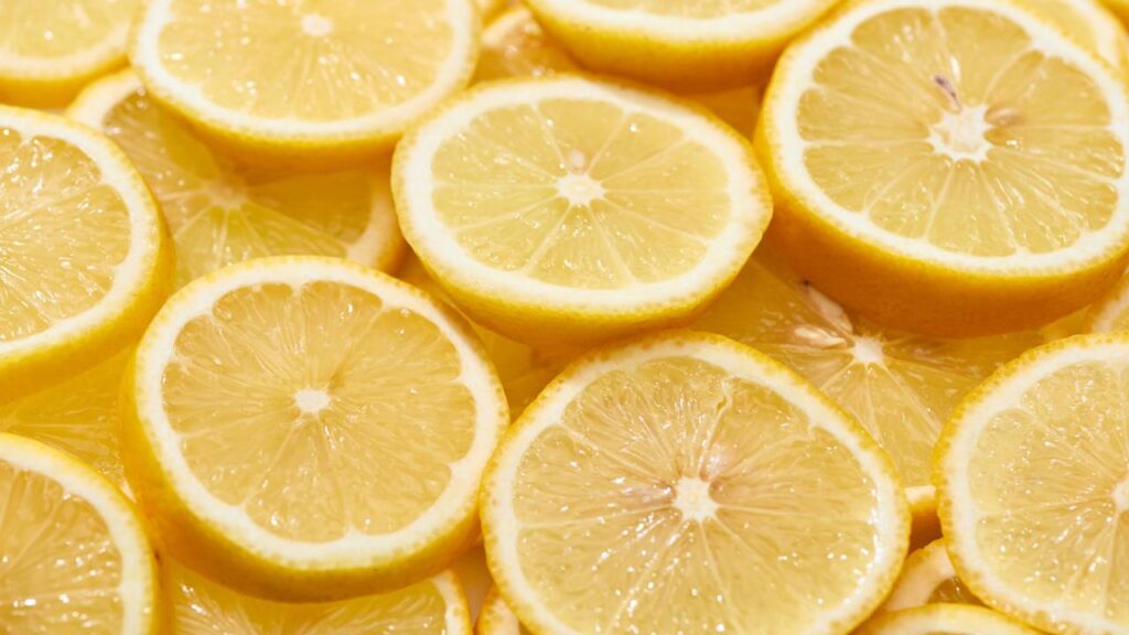 Nem cloro, nem água sanitária: este ingrediente limpa e perfuma melhor