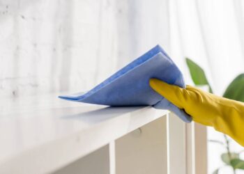 Nem álcool, nem cloro: esse jeito simples de limpar superfícies evita danos e funciona melhor