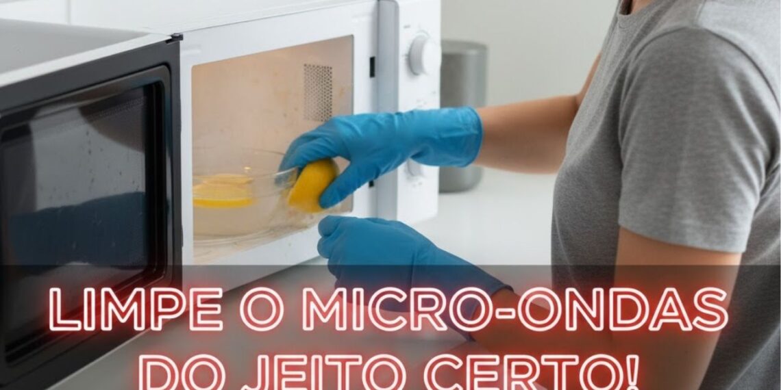 Nem desinfetante forte, nem cloro: limpe o micro-ondas com esta técnica