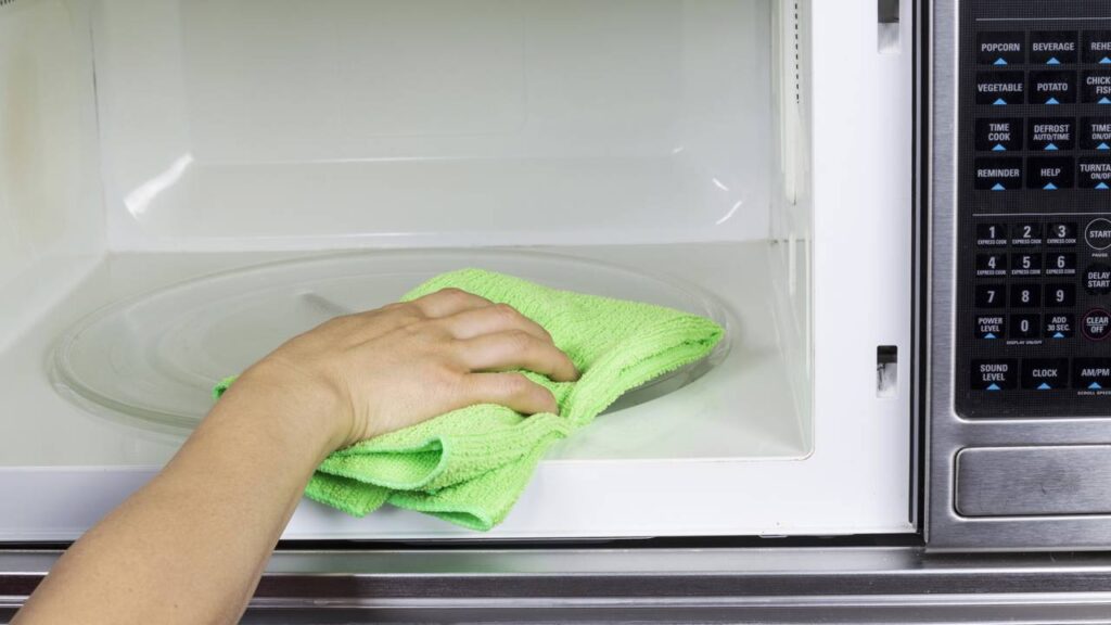 Nem desinfetante forte, nem cloro: limpe o micro-ondas com esta técnica
