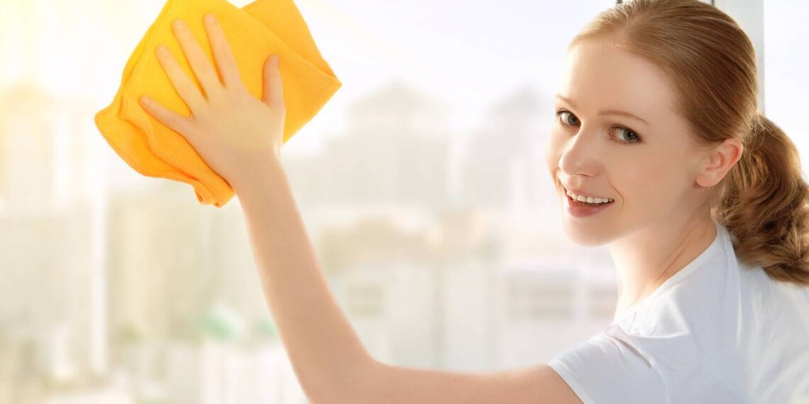 Nem multiuso, nem detergente: esse ingrediente da cozinha limpa vidros como mágica