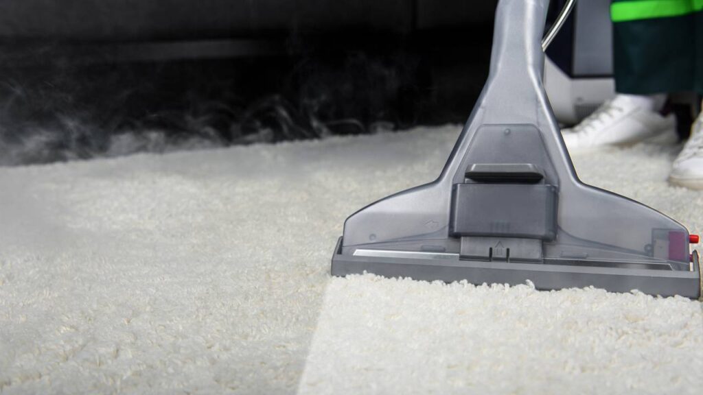 Limpeza profunda de sofá, tapetes e cortinas: dicas práticas sem gastar muito