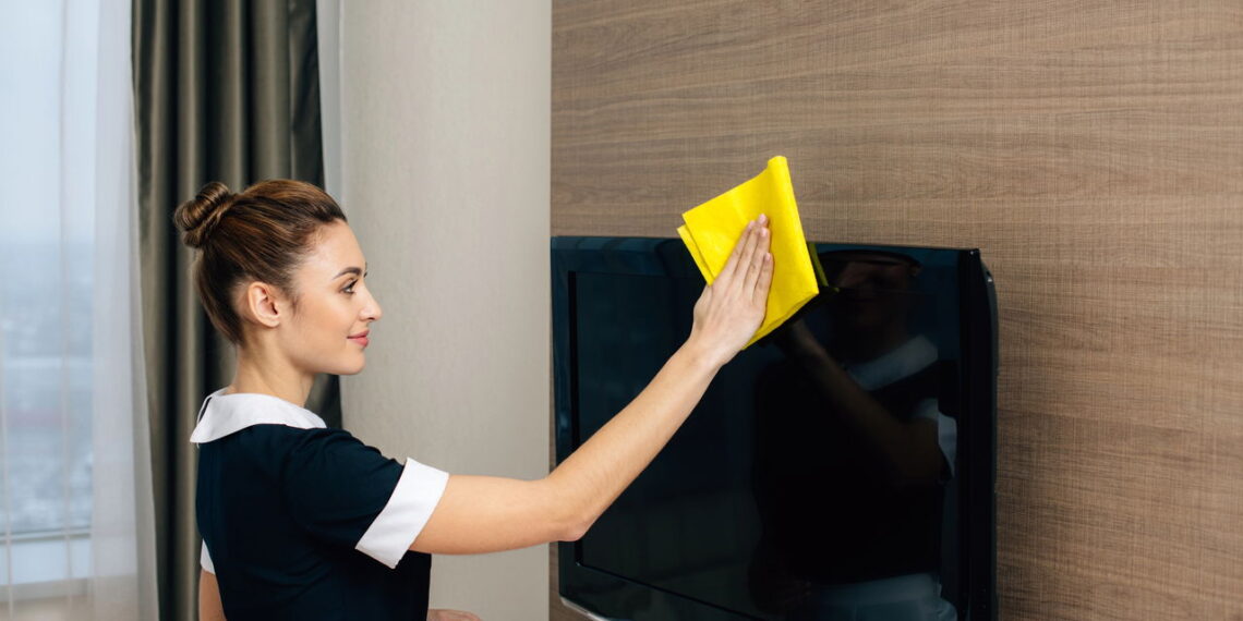 Truque simples para limpar a tela da TV e a deixar como nova sem danificar