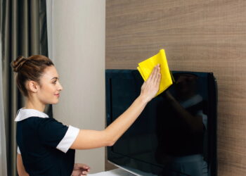 Truque simples para limpar a tela da TV e a deixar como nova sem danificar
