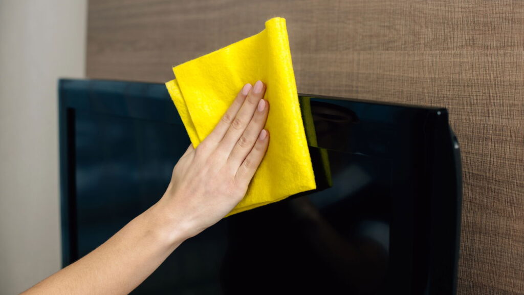 O truque simples para limpar a tela da sua TV e deixá-la como nova