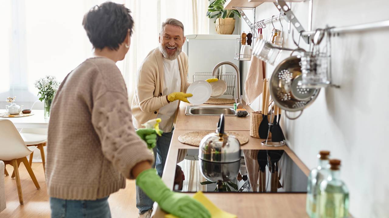 Como organizar a limpeza de forma divertida para toda a família participar