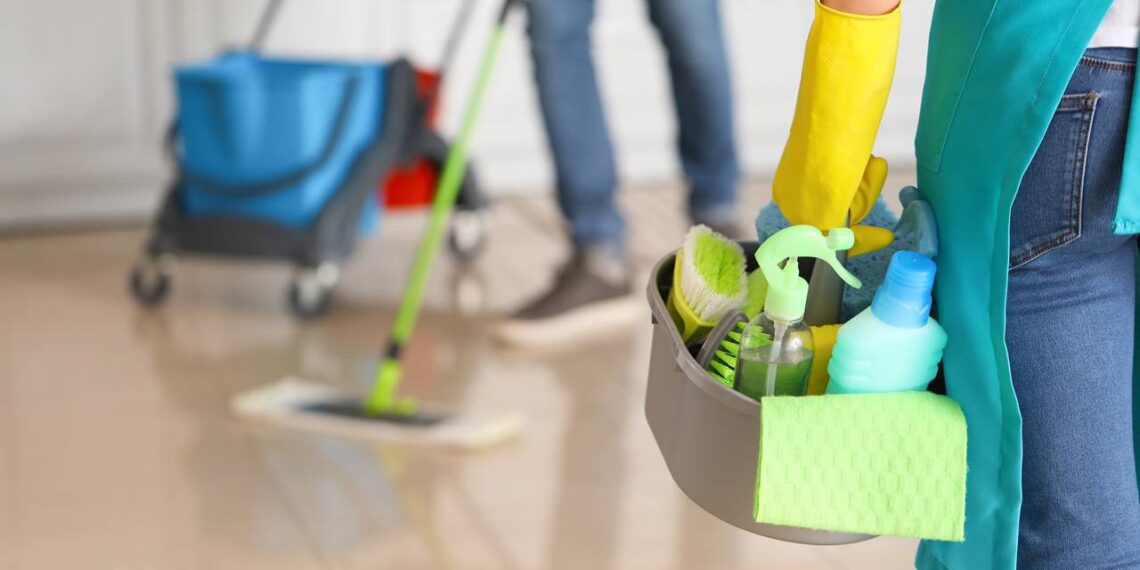 Planejar a faxina com ordem estratégica reduz esforço físico, consumo de produtos e retrabalho nos ambientes da casa