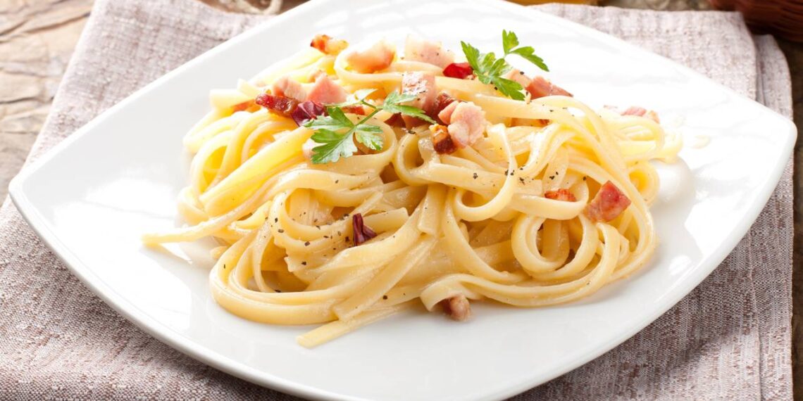 Almoço rápido de uma panela combina macarrão cremoso e preparo em 20 minutos