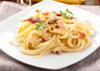 Macarrão cremoso pronto em 9 minutos com só 3 ingredientes