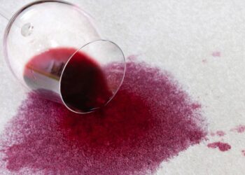 Como tirar mancha de vinho de roupa branca com truques caseiros