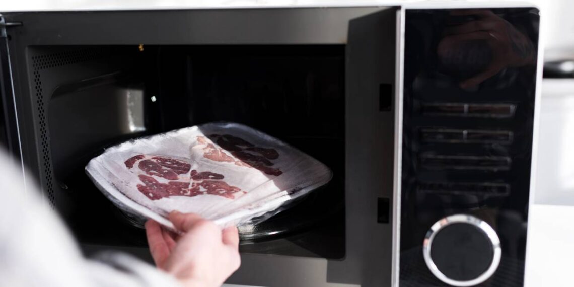 Como o micro-ondas faz certos alimentos esquentarem mais do que outros