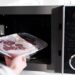 Como o micro-ondas faz certos alimentos esquentarem mais do que outros