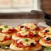 Prepare uma mini pizza de pão sírio no micro-ondas em apenas 3 minutos