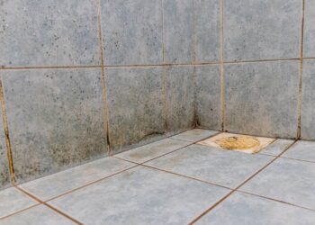 Aprenda a fazer uma mistura simples com bicarbonato que limpa o banheiro sem esforço