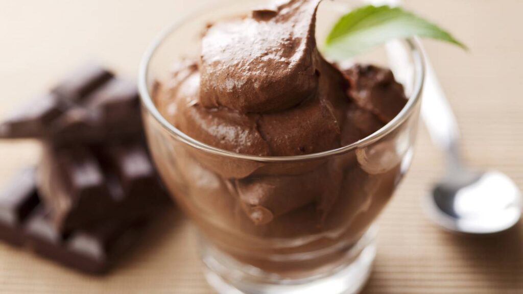 Esta mousse de chocolate com iogurte e sem açúcar conquista pelo sabor leve e irresistível