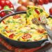 O que esse omelete de forno esconde com legumes assados você vai querer provar agora